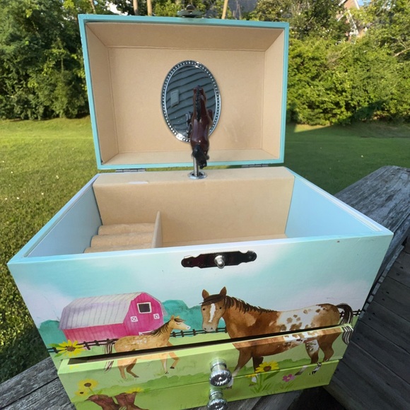 Jewel keeper girl musical storage box. - Picture 6 of 11